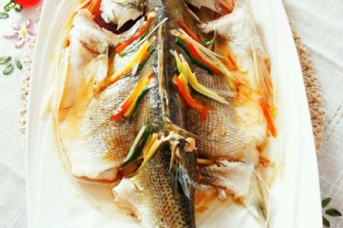 年夜饭必备清蒸鲈鱼