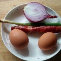 洋葱腊肠炒蛋