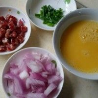 洋葱腊肠炒蛋