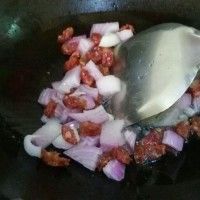 洋葱腊肠炒蛋