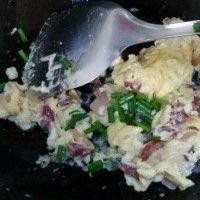 洋葱腊肠炒蛋