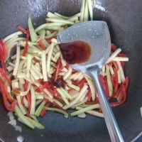 家常小炒彩椒炒西葫芦