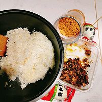 做正宗好吃停不了嘴 蟹黄咸蛋黄肉松烧卖的图片步骤1