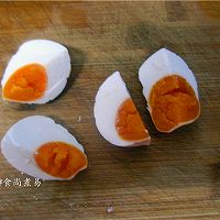 做正宗五香咸蛋鲜肉绿豆粽的图片步骤4