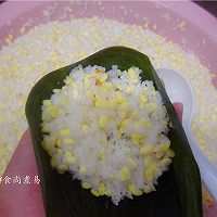 做正宗五香咸蛋鲜肉绿豆粽的图片步骤10