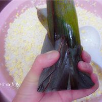 做正宗五香咸蛋鲜肉绿豆粽的图片步骤11