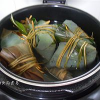 做正宗五香咸蛋鲜肉绿豆粽的图片步骤12