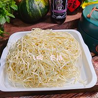 做正宗茭白青椒肉丝冷面的图片步骤1