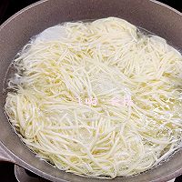 做正宗茭白青椒肉丝冷面的图片步骤2