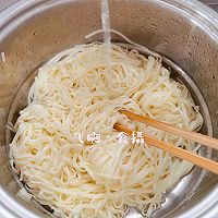 做正宗茭白青椒肉丝冷面的图片步骤3