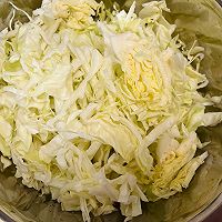 做正宗减脂版-莲白肉丝的图片步骤1