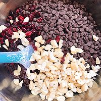 做正宗蔓越莓巧克力豆豆腰果曲奇的图片步骤7