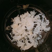 做正宗蔓越莓银耳桃胶雪梨羹的图片步骤1