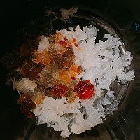 做正宗蔓越莓银耳桃胶雪梨羹的图片步骤2