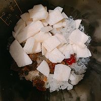 做正宗蔓越莓银耳桃胶雪梨羹的图片步骤3