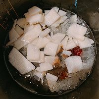 做正宗蔓越莓银耳桃胶雪梨羹的图片步骤4