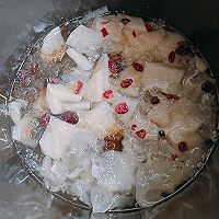 做正宗蔓越莓银耳桃胶雪梨羹的图片步骤5