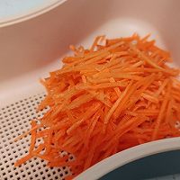 做正宗蒸豆皮素三鲜卷蘸酱的图片步骤4