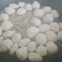 做正宗豆香萝卜鱼丸汤的图片步骤2