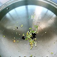 做正宗丝瓜菌菇鸡蛋汤的图片步骤2
