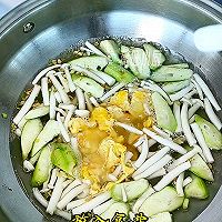 做正宗丝瓜菌菇鸡蛋汤的图片步骤4