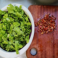做正宗莴笋叶腊鸡腿肉猪油菜踏饭的图片步骤1