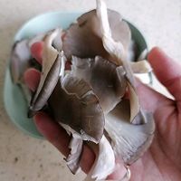 做正宗家庭版~椒盐蘑菇的图片步骤2