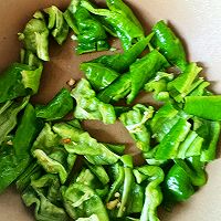 做正宗尖椒肉片炒面的图片步骤1