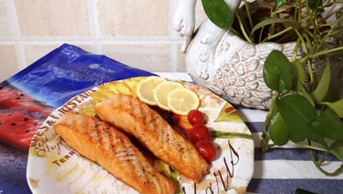 香煎三文鱼时蔬沙拉