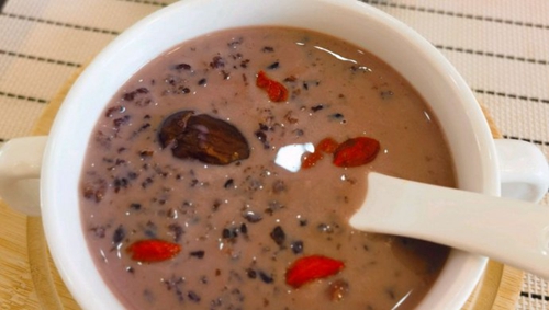 滋补奶香红枣黑米粥