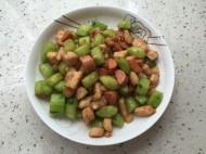 黄瓜火腿炒鸡丁